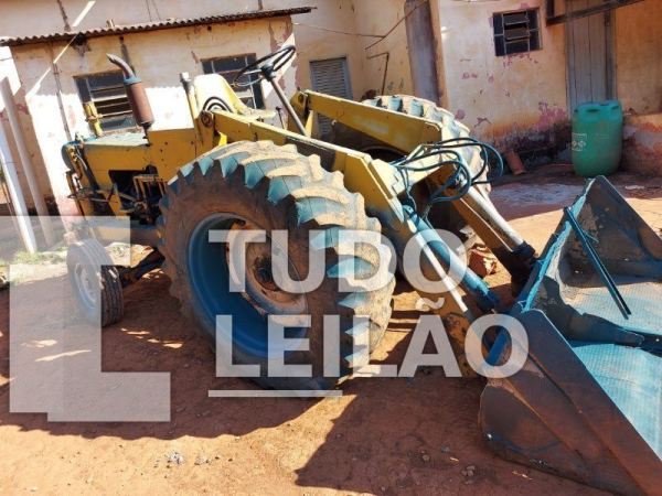Trator Cbt Com Pá Carregadeira Motor Perkins 06 Cilindros Sem Ano De Identificação