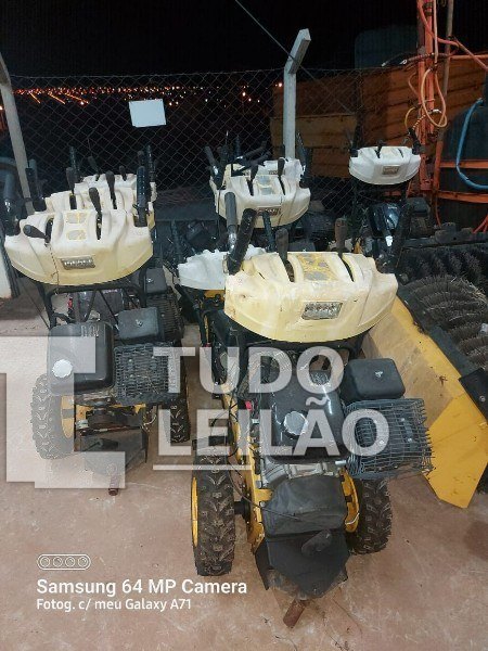 Lote Com 9 Unidades De Micro Trator À Gasolina Com Vassoura Rotativa De 1 Metro