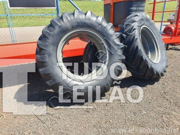 Par De Rodas De Trator Agrícola Medida 18.4.30. Ressecados, Utilização Apenas Para Ornamento