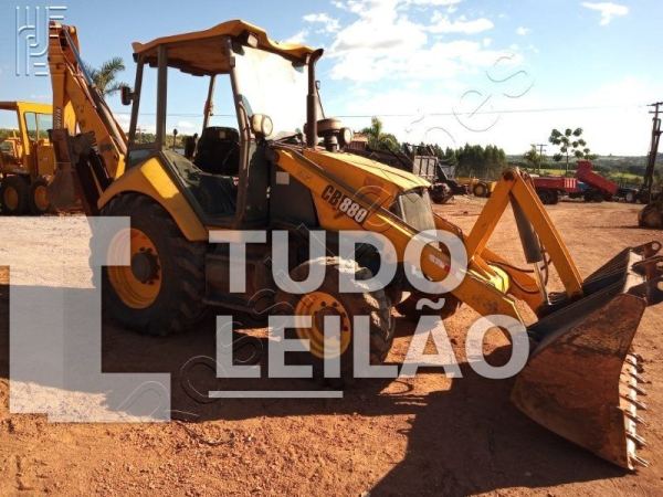 Retroescavadeira Moviter. CB880 4X4. 2012. Motor Maxion Turbo