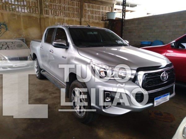 Toyota Hilux SW4 Srx Plat 4x4 2.8 TB Die Flex