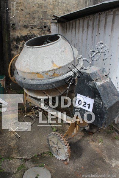 2 Betoneiras 400 L. Sendo Uma Com Motor E Outra