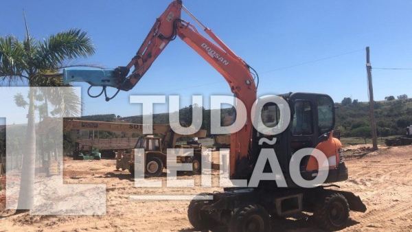 Escavadeira Doosan. DX53 W. 2010. Aprox 5.000 Hrs. Acompanha 01 Rompedor Hidráulico