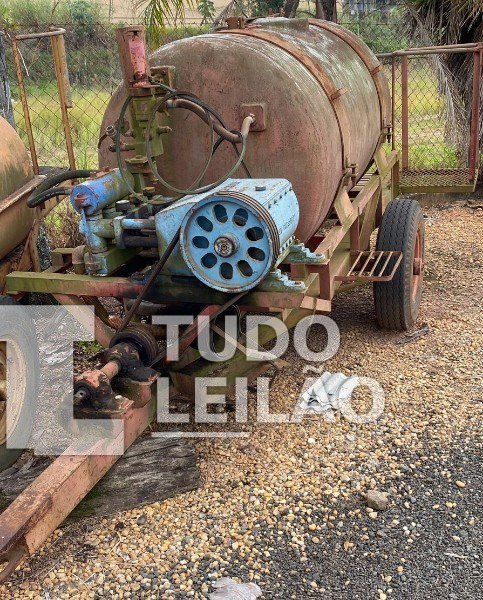 Tanque Pulverizador Com Plataforma Traseira Equipado C/ Bomba 6000L Tanque De Fibra Rolanzir