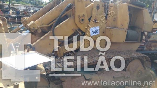 Sucata De Trator De Esteiras Com Peças Desmontadas E Sem Motor