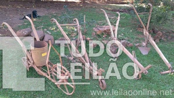 04 Equipamentos Antigos Para Agricultura. Sendo: 01 Gradeado, 01 Arado, 01 Plantadeira E 01 Carpideira