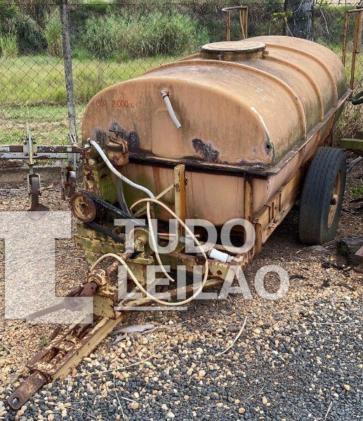Tanque Pulverizador John Bean Capacidade 2000L C/ Tanque De Fibra E Plataforma Traseira