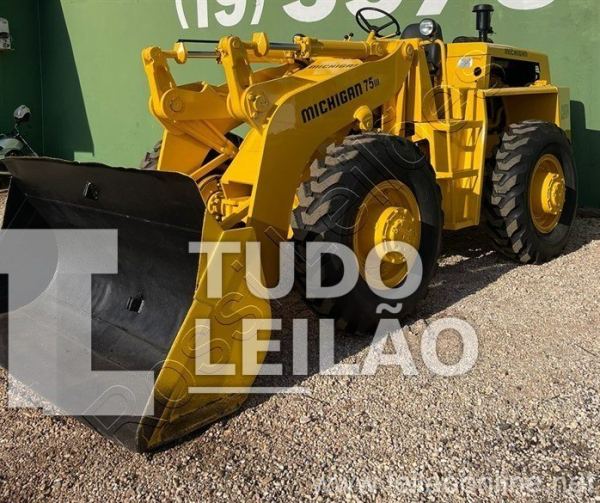 Pá Carregadeira Michigan 75III 1978 - 4 Pneus Ressolados / Transmissão Revisada / Motor Ok