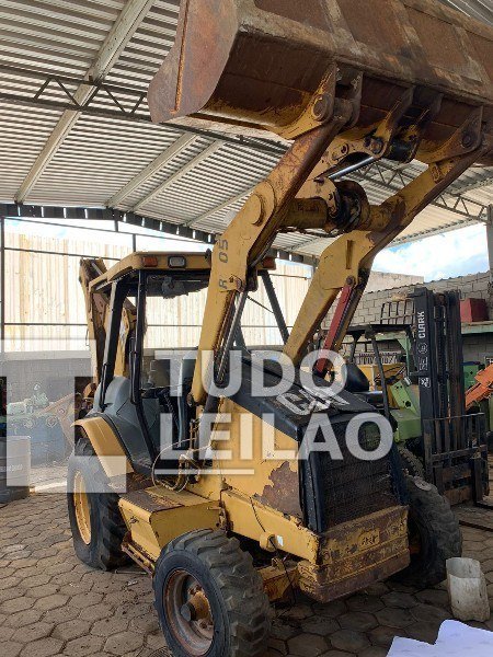 Retroescavadeira Cat 2003 4X2