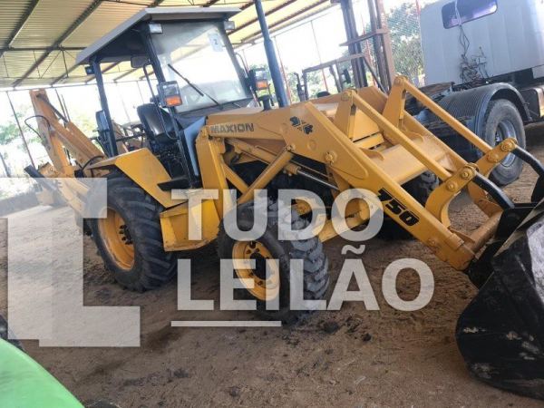 Retroescavadeira 750 Mf 4X4