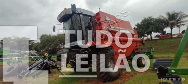 Colheitadeira Massey Ferguson MF32, Plataforma20 Pés , 2008, Excelente Estado, Traçada 4X4