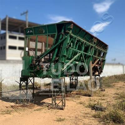 Caçamba De Transbordo Canavieira Antoniosi - Os Quatro Suportes Que Estão Apoiando A Caçamba Não