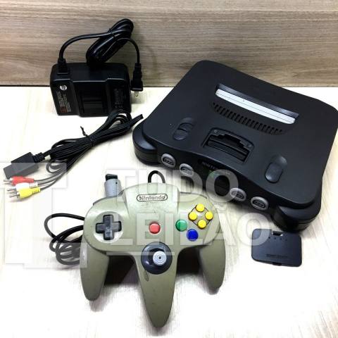 Console Nintendo 64 funcionando em testes iniciais, com 1 controle, fonte e cabo AV