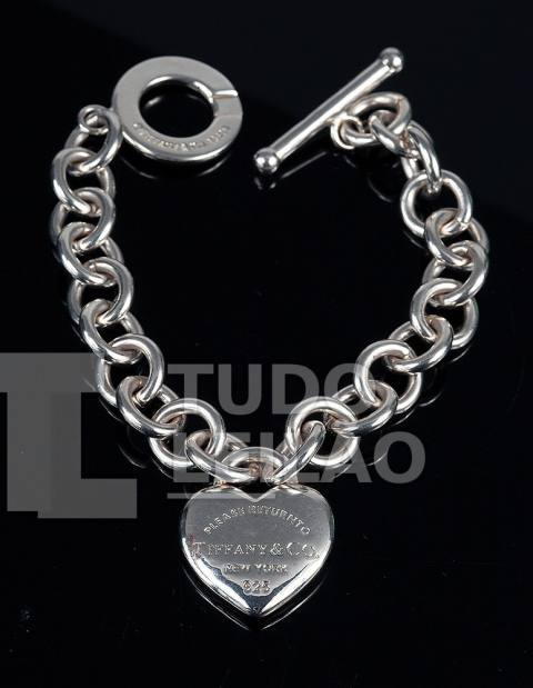 TIFFANY & Co. Return to Tiffany. Heart. Pulseira de elos em prata de lei 925, com pingente no formato de coração com as inscrições: Please R...
