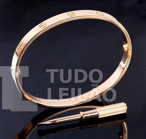CARTIER. Pulseira Love em ouro amarelo 18k, modelo tradicional. Largura: 6,1 mm. Tamanho: 19. Peso da pulseira: 35,7 gramas. Acompanha caixa...