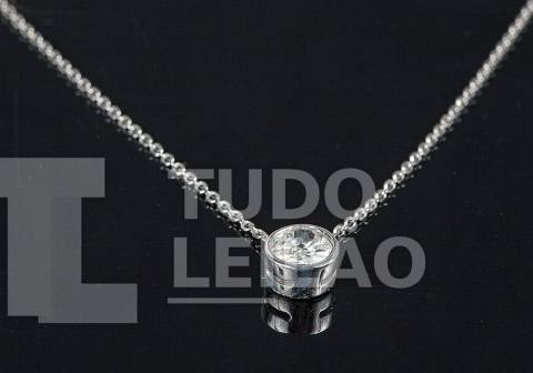 Colar em ouro branco 18k, com pingente ponto de luz redondo de aproximadamente 0,65 ct, pureza: SI2, cor aproximada: G/H
