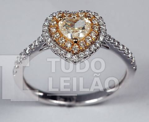 Encantador anel em ouro branco 18k, com lindo diamante central fancy yellow de 0,39 ct, delineado por 53 diamantes totalizando aproximadamen...