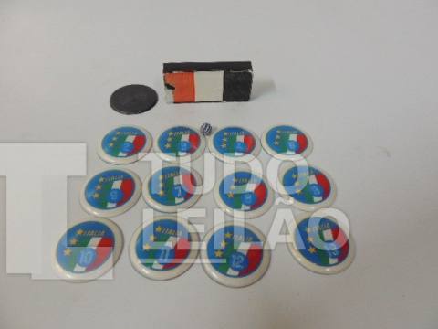 FUTEBOL DE BOTÃO - ITÁLIA - KIGOL - POSSUI 4,5 CM DE DIÂMETRO - BOTÃO Nº 3 ESTÁ TRINCADO - VENDIDO COMO NAS FOTOS