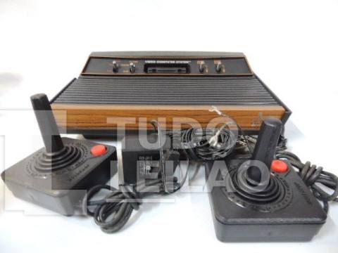 CLÁSSICO VIDEO GAME ATARI - NÃO TESTADO - POSSUI UM QUEBRADO NA LATERAL ESQUERDA TRASEIRA - VENDIDO COMO NAS FOTOS