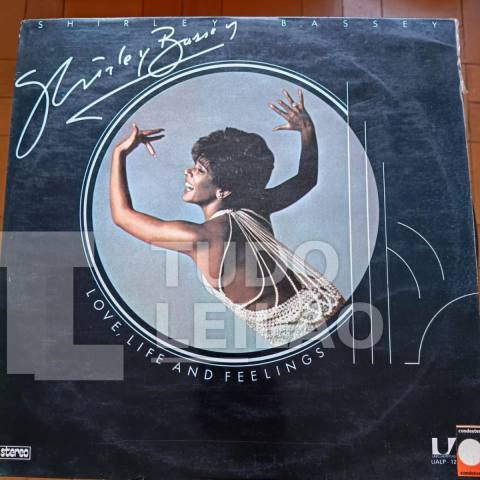 SHIRLEY BASSEY - LOVE, LIFE AND FEELINGS - 1976 - CAPA E DISCO VG+ - Disco com alguns riscos superficiais, pode ter chiadinhos, estalos ou p...