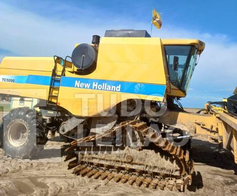 COLHEITADEIRA NEW HOLLAND TC 5090 COM PLATAFORMA RÍGIDA 20 PÉS
