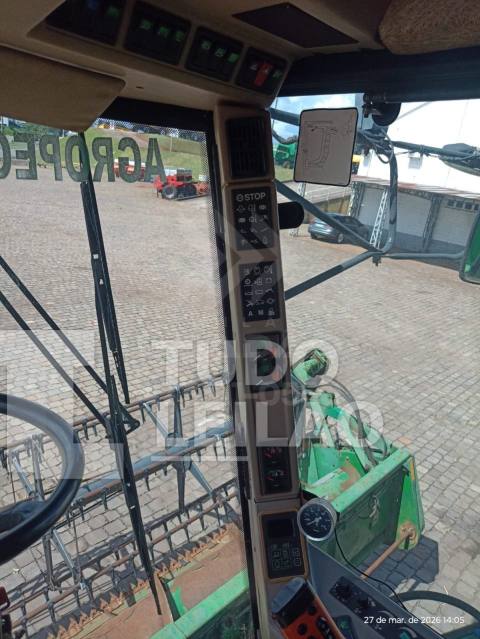 COLHEITADEIRA JOHN DEERE 1550 COM PLATAFORMA 23 PÉS