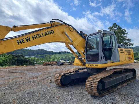 ESCAVADEIRA NEW HOLLAND E 215B