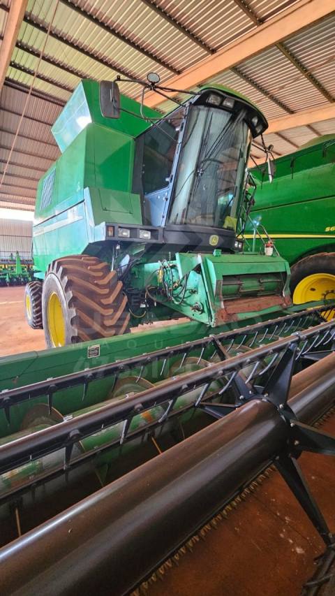 COLHEITADEIRA JOHN DEERE 1550 COM PLATAFORMA 23 PÉS